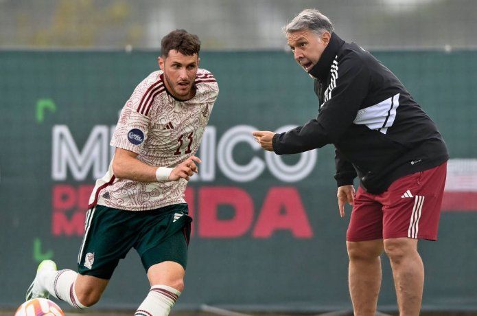 Santiago Gimenez cuestionó las formas de manejarse del extécnico de la Selección Mexicana, Gerardo Martino, quien le aseguró que sería el delantero titular en la pasada Copa Mundial Catar 2022. Santiago Gimenez cuestionó las formas de manejarse del extécnico de la Selección Mexicana, Gerardo Martino, quien le aseguró que sería el delantero titular en la pasada Copa Mundial Catar 2022.