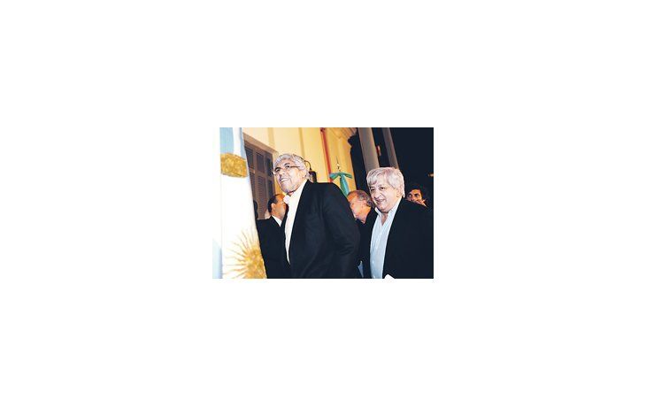 ámbito.com | Hugo Moyano ingresaba anoche al encuentro del PJ con el judicial Julio Piumato. Un rato antes había ideado, ante sus colegas de CGT, respuestas judiciales a los planteos del Gobierno.