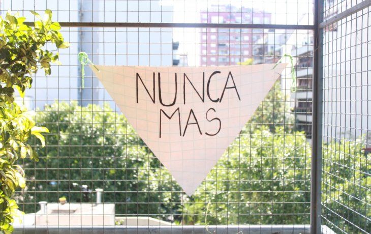 El Nunca Más inundó la ciudad desde los balcones.&nbsp;