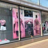 Messi sigue siendo furor comercial y su camiseta es la segunda más vendida. Messi sigue siendo furor comercial y su camiseta es la segunda más vendida.