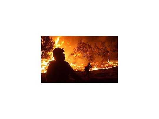 Bomberos combaten las llamas.