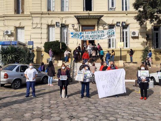 Trabajadores de los hospitales de la Ciudad denuncian la falta de elementos de protección contra el coronavirus.