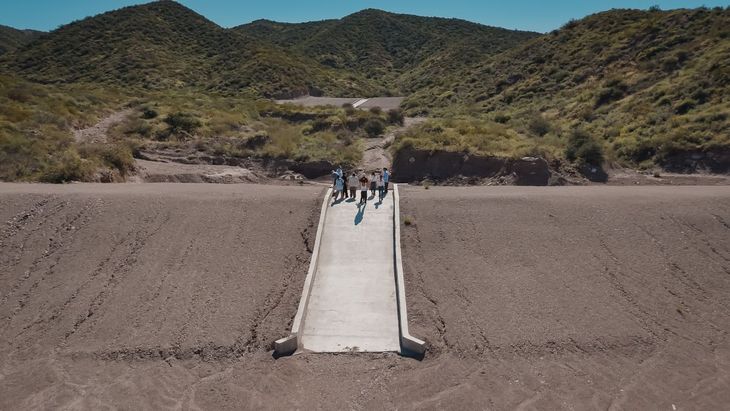 Uno de los diques de contención de aluviones que desarrolló el gobierno de Mendoza y donde avanzará la construcción de las amunas. Uno de los diques de contención de aluviones que desarrolló el gobierno de Mendoza y donde avanzará la construcción de las amunas.