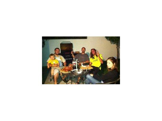 La foto de la discordia. Un día después de haber abandonado el Dakar por problemas familiares, se lo vio brindando en un asado con amigos de Chile.