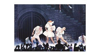 ámbito.com | Cantante aceptable y autora de canciones pegadizas, Lady Gaga se destaca por el despliegue de vestuarios excéntricos y, sobre todo, por la espectacularidad formal de las puestas de sus shows.