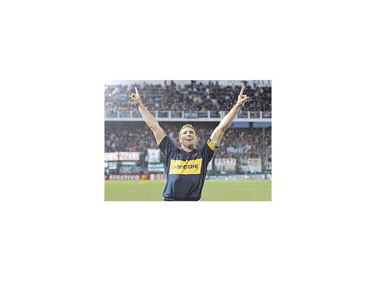 Martín Palermo abre sus brazos como queriendo volar para festejar uno de sus cuatro goles.El delantero hizo valer su potencia para apabullar a Banfield.