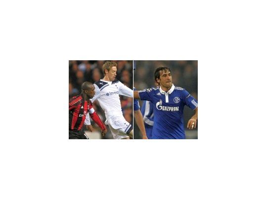 Peter Crouch soporta la presión del jugador del Milan y el español Raúl festeja la clasificación del Shalke 04.