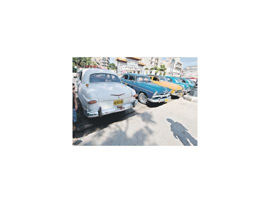 Se estima que en total en la isla existen unos 60.000 “almendrones” -autos viejos bien conservados- convertidos en un sello turístico.