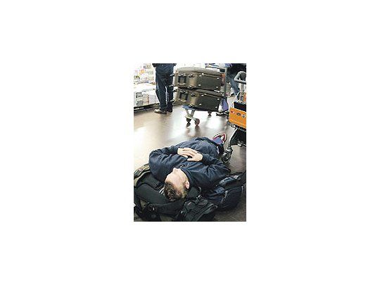 Hasta ayer no hubo vuelos en Aeroparque. La espera fue infructuosay algunos prefirieron aprovechar el tiempo paradormir una larga siesta.