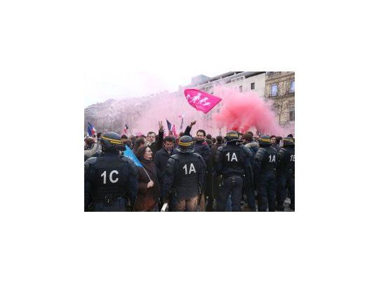 Los gendarmes dispararon gases lacrimógenos en varias ocasiones para contener a los manifestantes que querían acceder a los Campos Elíseos, un perímetro prohibido a los organizadores de la manifestación.
