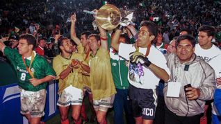Tras vencer a Brasil, la selección mexicana de futbol se alza con la Copa de Oro de la Concacaf en 1996. Tras vencer a Brasil, la selección mexicana de futbol se alza con la Copa de Oro de la Concacaf en 1996.
