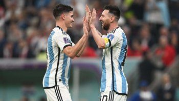 messi, dibu martinez, enzo fernandez y julian alvarez en un 11 ideal de europa