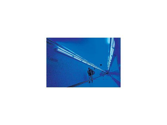 «Línea azul»: color y luces según Gonzalo Córdova (con diseño sonoro de Dieg Vainer),del proyecto Cruce en el subterráneo. Hubo demoras para su puesta en práctica,pero finalmente se logró.
