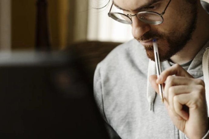 Estos son los hábitos de las personas menos inteligentes, según la Inteligencia Artificial