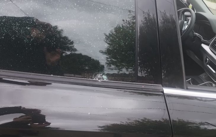 Los asaltante descendieron con armas en mano e intentaron interceptar al Audi Q5 en el que viajaban los custodios. (IG: @labuenainfo) Los asaltante descendieron con armas en mano e intentaron interceptar al Audi Q5 en el que viajaban los custodios. (IG: @labuenainfo)