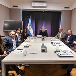 Luis Caputo y Andréz Vazquez con referentes de los contadores mas activos en redes sociales. Luis Caputo y Andréz Vazquez con referentes de los contadores mas activos en redes sociales.