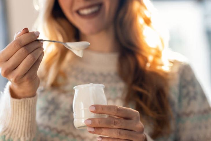 El yogur griego es uno de los ingredientes principales por su aporte de proteínas.