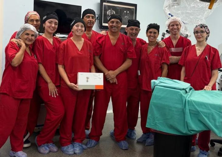 El Dr. Marcomini y su equipo de especialistas. El Dr. Marcomini y su equipo de especialistas.