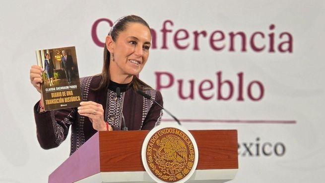 Cluadia Sheinbaum con su libro Diario de una transición histórica en la mano.