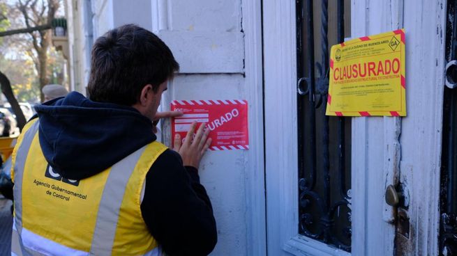 La Ciudad desalojó la propiedad por riesgo de derrumbe.