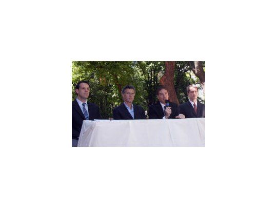 En el Jardín Botánico, Santilli y Macri firmaron un convenio para reciclar en el exterior 10 toneladas de pilas.