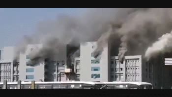 Las causas del siniestro todavía se desconocen y un equipo de bomberos está trabajando en el lugar para extinguir el fuego.