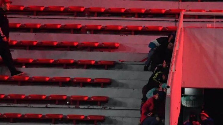 The proximity between the Bars of Independiente and Universidad de Chile derived in incidents that forced the cancellation of the meeting.
