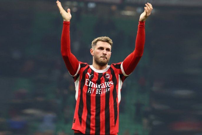 Milan tiene en los planes vender a Santi Giménez. Su futuro estaría en la Premier League.