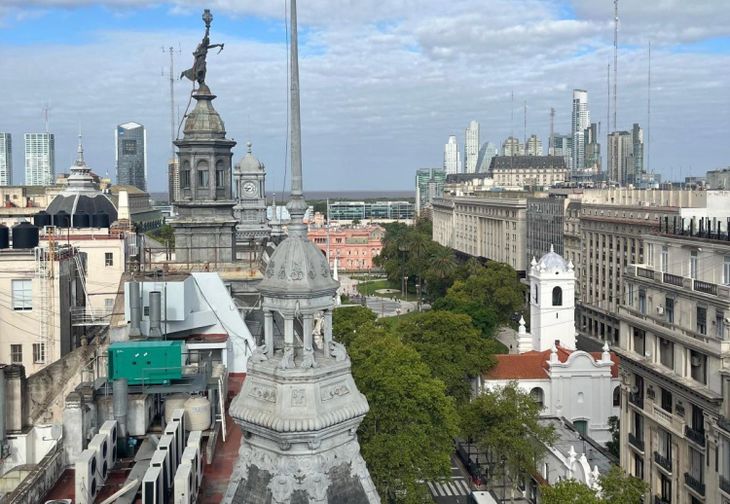 Las cúpulas y torres del entorno de Avenida de Mayo, entre ellas la del antiguo edificio de La Prensa, coronada por la figura de Palas Atenea, forman parte de una de las postales arquitectónicas más reconocibles del centro porteño Las cúpulas y torres del entorno de Avenida de Mayo, entre ellas la del antiguo edificio de La Prensa, coronada por la figura de Palas Atenea, forman parte de una de las postales arquitectónicas más reconocibles del centro porteño