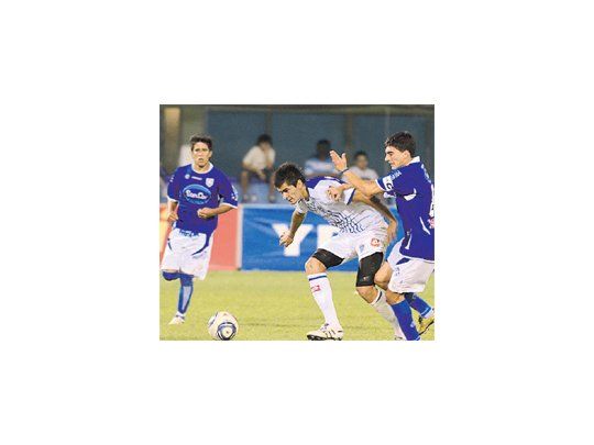 Ariel Rojas domina la pelota. El volante marcó un gol fundamental para que Godoy Cruz se clasifique a la Copa Libertadores.