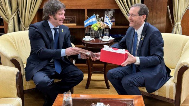 Isaac Herzog junto a Javier Milei.