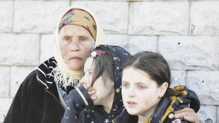 DESESPERACIÓN. Un grupo de mujeres de Jarkov, la segunda ciudad en importancia del país, reaccionan antes de ser evacuadas de la ciudad.