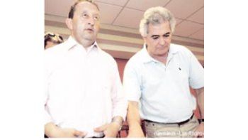 El gobernador junto al titular del PJ, Juan Marchena, durante el  congreso del PJ que se realizó en Guaymallén.