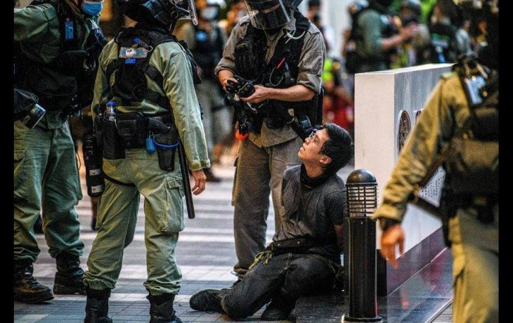 Casi 400 manifestantes fueron detenidos en Hong Kong en el debut de la ley de seguridad nacional el mi&eacute;rcoles.