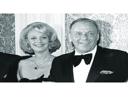 Barbara y Frank. La filántropa viuda del cantante murió ayer a los 90.