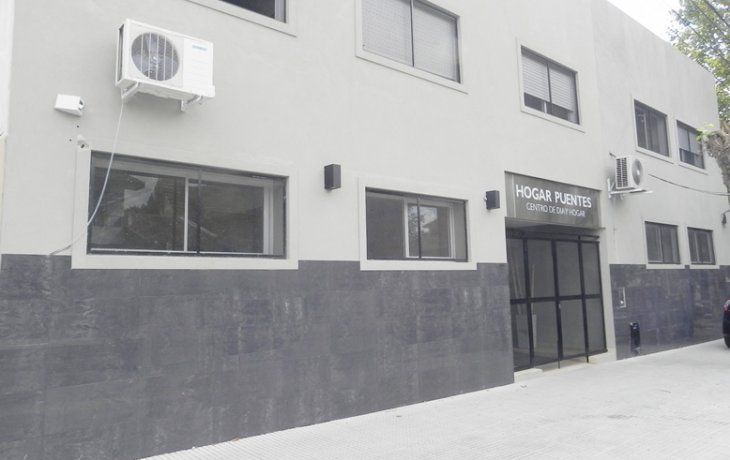 El frente del hogar en Chilavert, partido de San Martín donde hay por lo menos 50 personas aisladas por casos positivos de coronavirus.