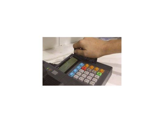 Respaldan iniciativa para obligar a que comercios acepten pago con tarjetas