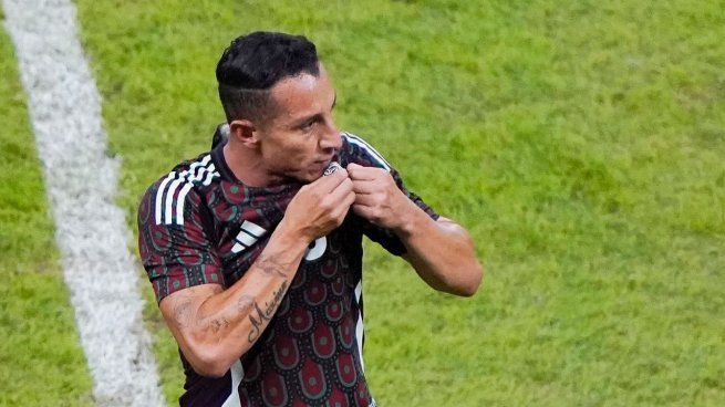 Andrés Guardado se despide del Seleccionado Mexicano y besa el escudo. El histórico mediocampista vistió&nbsp;en 181 oportunidades la camiseta del Tri.