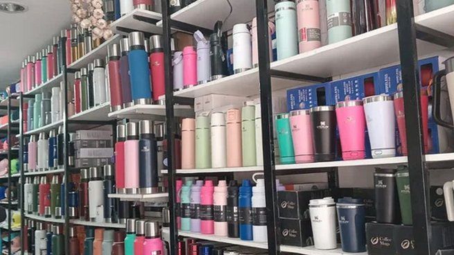 Los efectivos llevaron a cabo los procedimientos en comercios de la avenida Rivadavia y la calle Castelli tras una denuncia de la marca Lumilagro por la comercialización de sus termos.