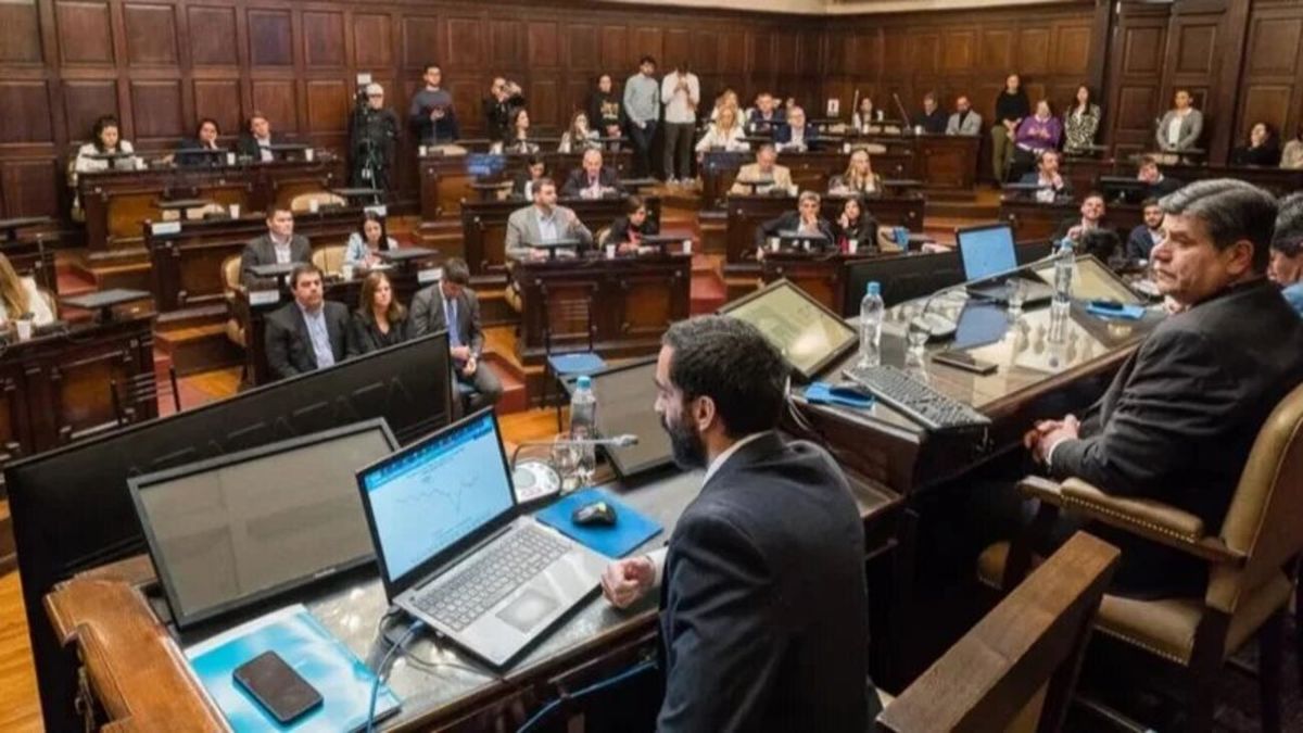 Mendoza debates 2024 budget: more than .8 billion