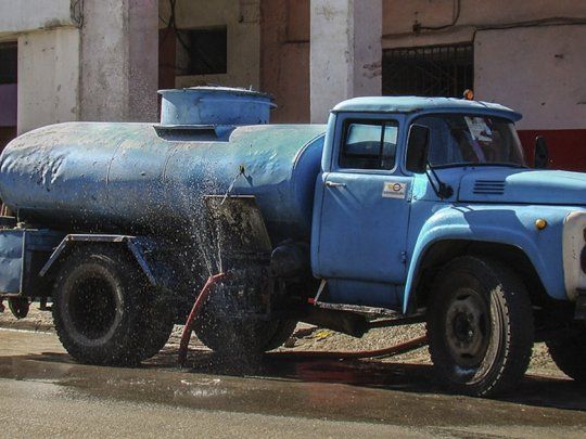 El agua se distribuye en en camiones en las principales ciudad de Cuba.