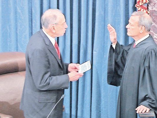 Compromiso. John Roberts, presidente de la Corte Suprema de Estados Unidos, prestó ayer juramente como titular del juicio político que el Senado llevará adelante contra Donald Trump.