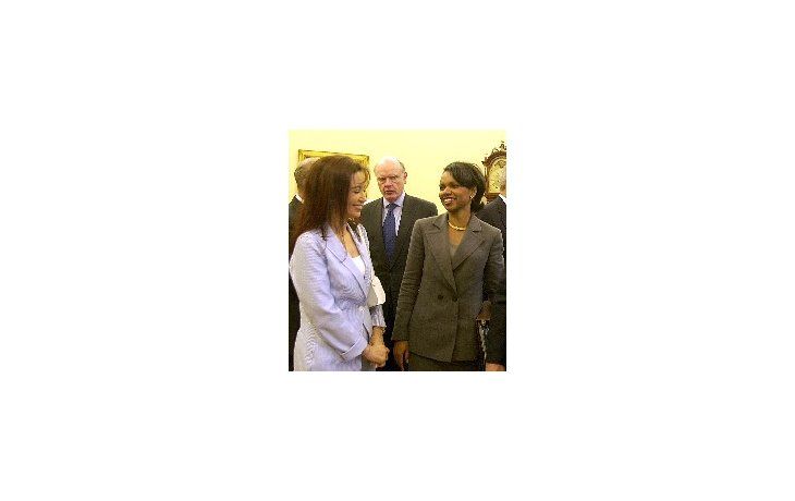 Cristina de Kirchner, musa rebelde de la gestión de su marido, festeja chanzas con la temible Condolezza Rice, asesora de seguridad nacional de George W. Bush. Detrás, también en cruce de sonrisas con la delegación argentina, el secretario de Estado, Colin Powell.