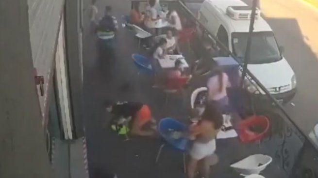 El momento en el que un motociclista atropelló a varias personas en José C. Paz