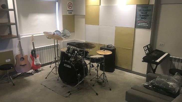 En el Fog&oacute;n, uno de los sectores de encuentro de los trabajadores de Arcadium, est&aacute; instalada la sala de ensayo con guitarras, bajo, bater&iacute;a, teclado, micr&oacute;fonos y bafles. All&iacute; ensaya el grupo "Soda Ash", integrado por empleados mineros de Arcadium.