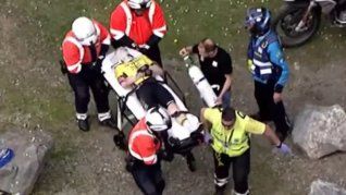 Vingegaard con cuello ortopédico es llevado en ambulancia al hospital tras una dura caída.