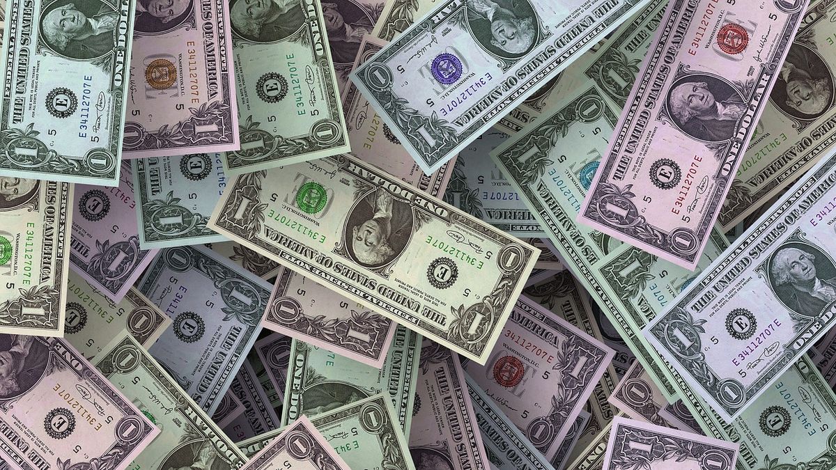 The dollar continues to rise and reached its highest value in a month