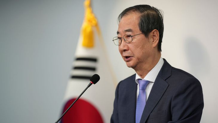 El Parlamento votó por unanimidad la destitución de Han Duck-soo en una sesión sin la participación del partido gobernante.