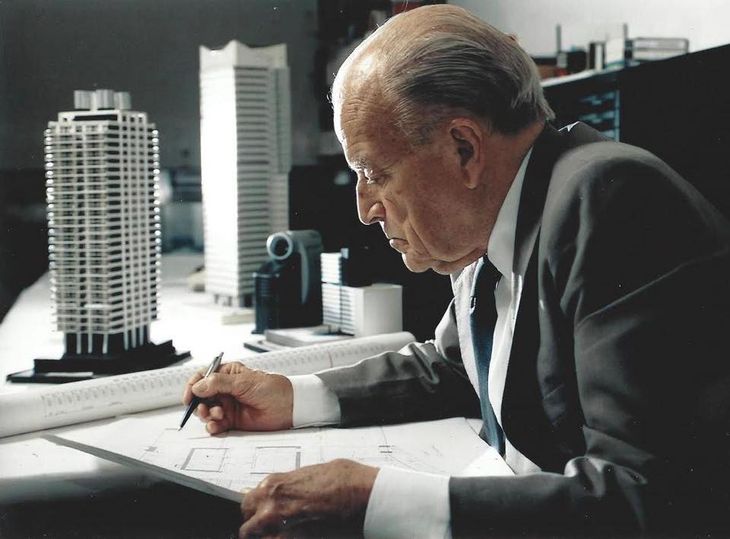 El arquitecto Mario Roberto Álvarez en plena labor. Dejó su sello en más de 40 obras de relieve en la Argentina: falleció en 2011 El arquitecto Mario Roberto Álvarez en plena labor. Dejó su sello en más de 40 obras de relieve en la Argentina: falleció en 2011