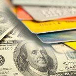 Los especialistas recomiendan cancelar el saldo directamente en dólares para evitar pagar el recargo. Los especialistas recomiendan cancelar el saldo directamente en dólares para evitar pagar el recargo.